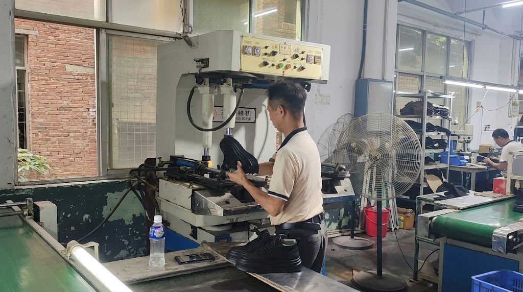 Shoe lasting machine on the production line